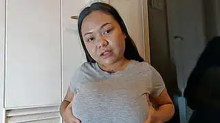 亚洲熟女丰满巨乳哺乳被吸吮成人母乳喂养乳房