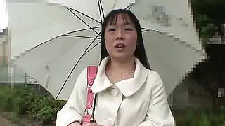 给喜欢玩具和性爱的亚洲熟女来个邋遢的奶油派，这有点怪异