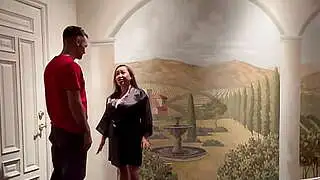 Büyük doğal göğüslere sahip güzel Asyalı MILF, tantrik masaj sırasında prezervatifsiz bir şekilde büyük beyaz bir penisle şaşırtılıyor.