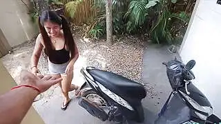 Dövme yaptırmış, iri kalçalı Asyalı kız, tatildeki bir seks turistiyle büyük siyah bir penisle ırklararası ilişki arzuluyor.